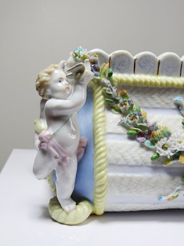 Petite jardinière en porcelaine Allemande ancienne Putti XIXe style Meissen