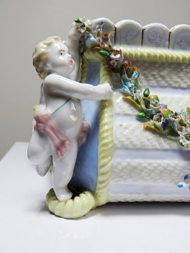 Petite jardinière en porcelaine Allemande ancienne Putti XIXe style Meissen