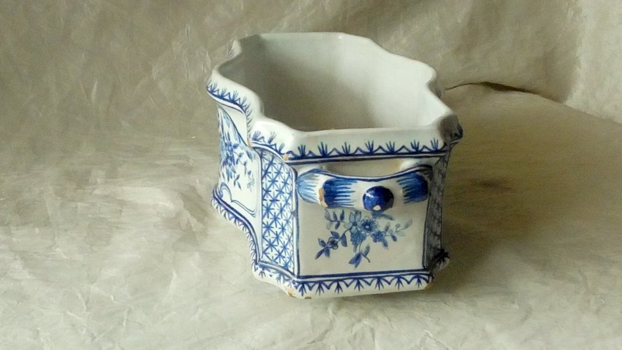 PETITE JARDINIERE RAFRAICHISSOIR  FAIENCE DESVRES FOURMAINTREAU  FRÈRE COURQUIN