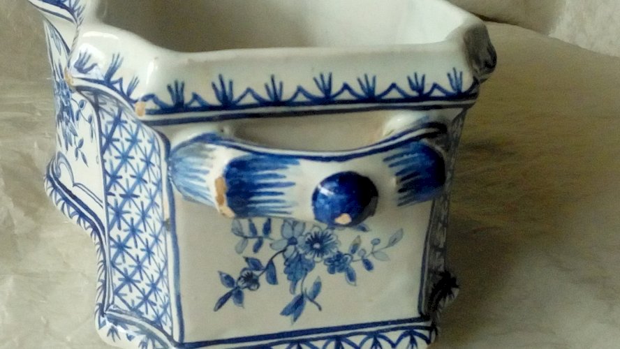 PETITE JARDINIERE RAFRAICHISSOIR  FAIENCE DESVRES FOURMAINTREAU  FRÈRE COURQUIN