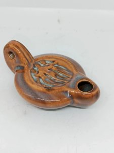 petite lampe a huile en ceramique decor personnage en bon etat