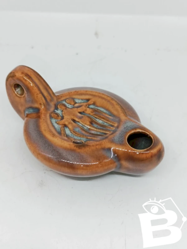 petite lampe a huile en ceramique decor personnage en bon etat