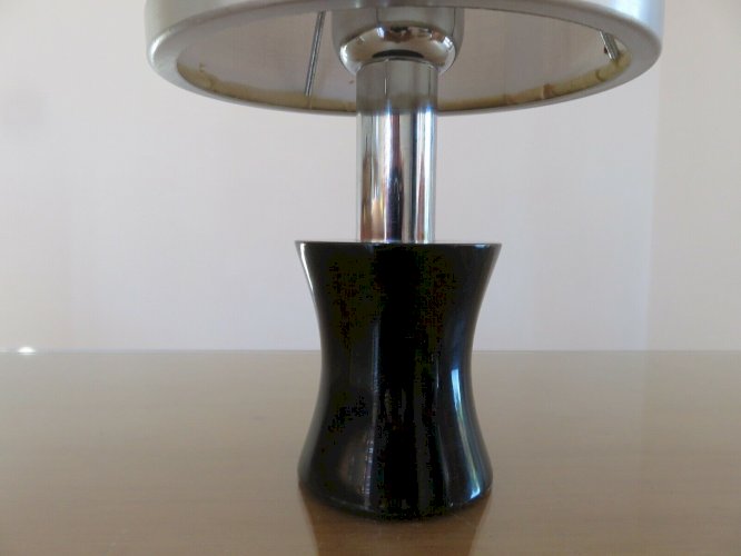PETITE LAMPE EN RESINE NOIRE ET METAL CHROME TYPIQUE ANNEES 70 VINTAGE