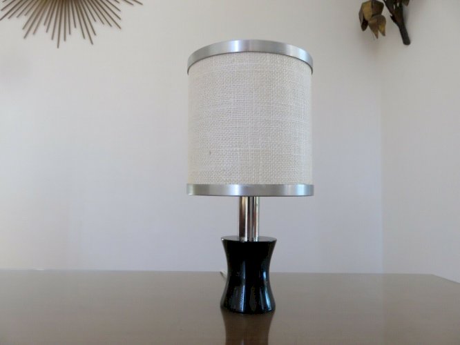 PETITE LAMPE EN RESINE NOIRE ET METAL CHROME TYPIQUE ANNEES 70 VINTAGE