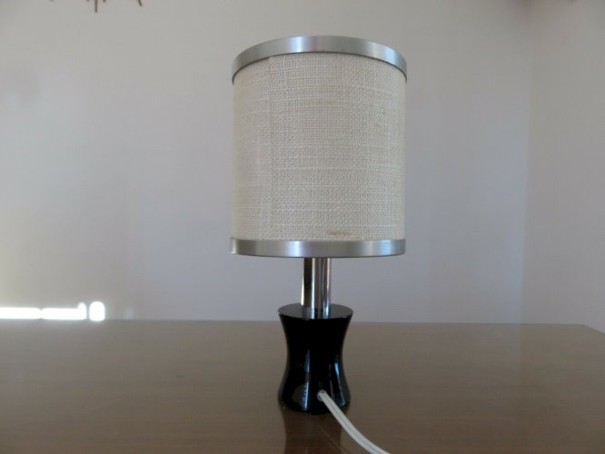 PETITE LAMPE EN RESINE NOIRE ET METAL CHROME TYPIQUE ANNEES 70 VINTAGE