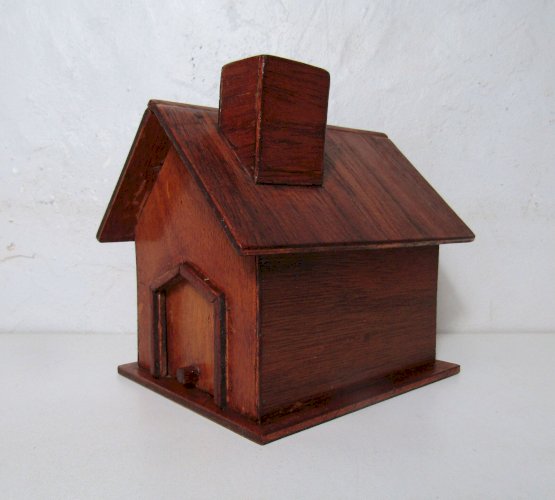 petite maison en bois style nichoir à oiseau vintage