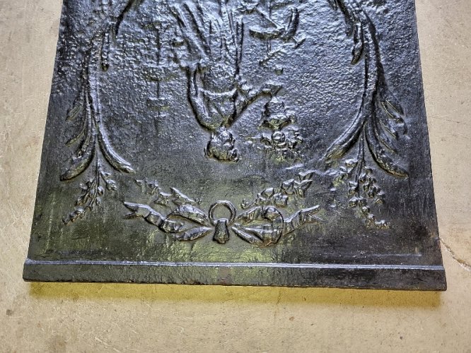 PETITE PLAQUE DE CHEMINEE DECOR DE PERSONNAGE DU XIX ème SIECLE N5