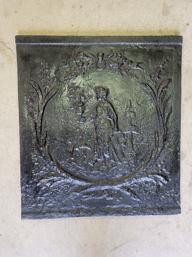 PETITE PLAQUE DE CHEMINEE DECOR DE PERSONNAGE DU XIX ème SIECLE N5