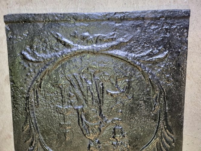 PETITE PLAQUE DE CHEMINEE DECOR DE PERSONNAGE DU XIX ème SIECLE N5