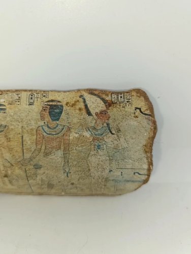 petite plaque  en argile ou terre cuite et  tissu fibré?  decor de scene de vie egyptienne