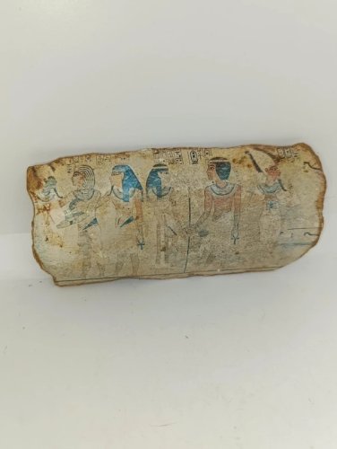 petite plaque  en argile ou terre cuite et  tissu fibré?  decor de scene de vie egyptienne