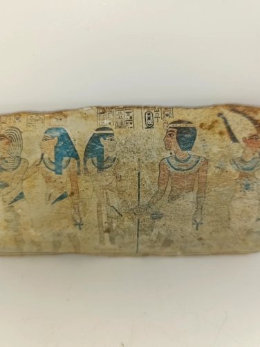 petite plaque  en argile ou terre cuite et  tissu fibré?  decor de scene de vie egyptienne