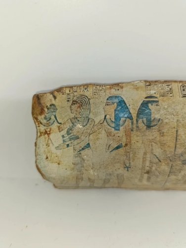 petite plaque  en argile ou terre cuite et  tissu fibré?  decor de scene de vie egyptienne