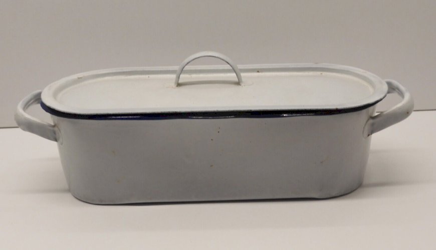 -PETITE POISSONNIERE TOLE EMAILLEE BLANCHE ou USTENSILE DE LABO  déco CUISINE  D
