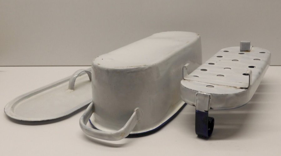 -PETITE POISSONNIERE TOLE EMAILLEE BLANCHE ou USTENSILE DE LABO  déco CUISINE  D