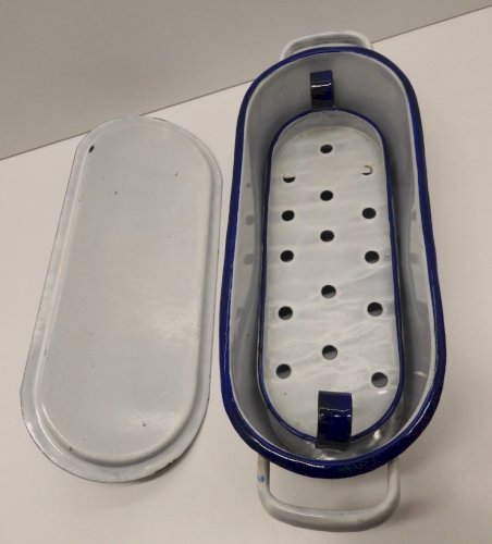 -PETITE POISSONNIERE TOLE EMAILLEE BLANCHE ou USTENSILE DE LABO  déco CUISINE  D