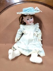 LITTLE ANTIQUE DOLL HEINRICH HANDWERK SIMON AND HALBIG GERMANY 2 No. 12