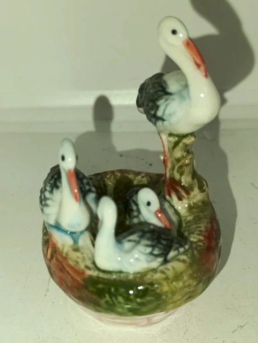petite sculpture a decor de cigogne en bon etat