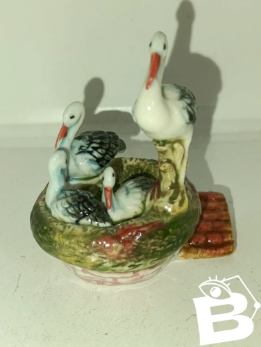 petite sculpture a decor de cigogne en bon etat