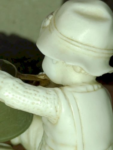 petite sculpture ancienne en porcelaine enfant à larrosoir en bon etat