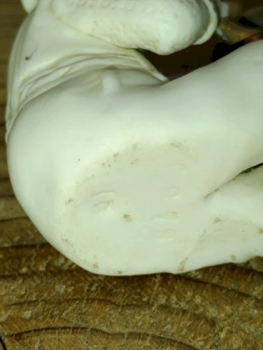 petite sculpture ancienne en porcelaine enfant à larrosoir en bon etat