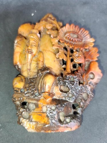 petite sculpture chinoise en pierre à decor de personnage et floral en bon etat