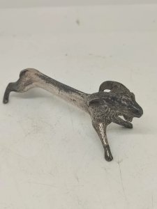 small sculpture / knife rest in the shape of a silver metal ram in good condition