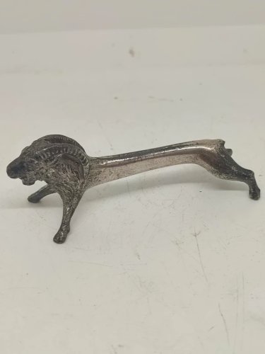 petite sculpture /porte couteau en forme de belier metal argente en bon etat