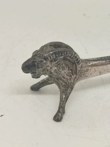 petite sculpture /porte couteau en forme de belier metal argente en bon etat