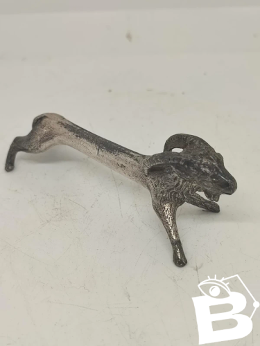 petite sculpture /porte couteau en forme de belier metal argente en bon etat