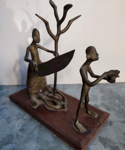 Petite sculpture tribal africaine en bronze sur socle bois en bon etat(made in chiner )