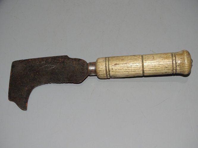 - PETITE SERPETTE LAME GRAVEE BURDIGALA MANCHE BOIS COLLECTION OUTIL ANCIEN  D