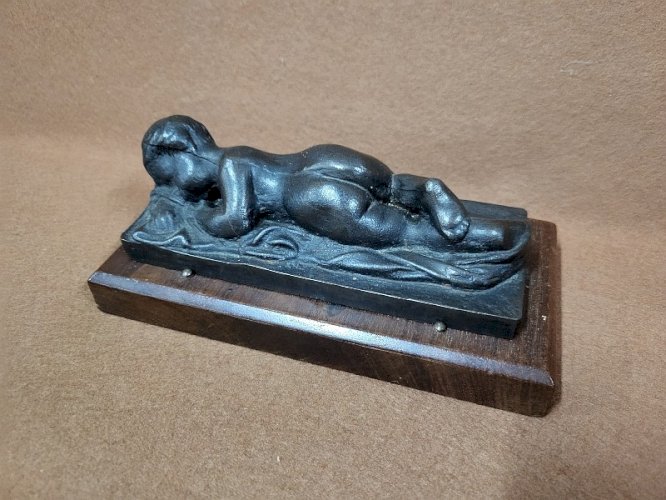 PETITE STATUE D'UN ENFANT ALLONGE EN FONTE SIGNEE DE LAUTRES SUR SOCLE EN BOIS