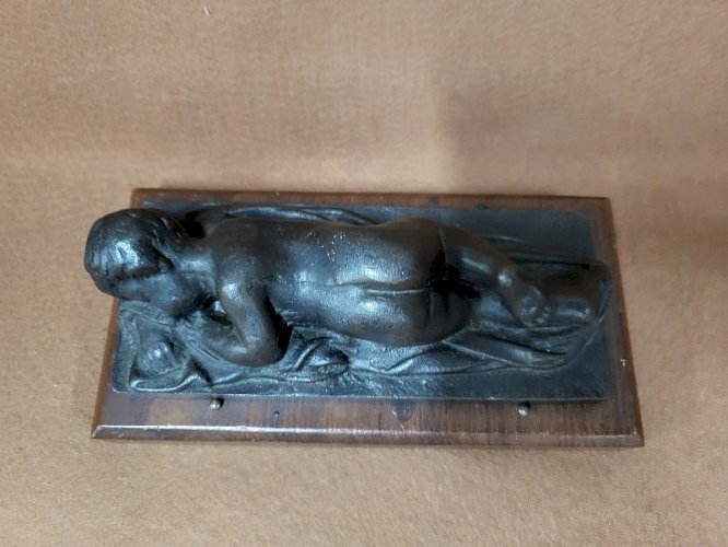 PETITE STATUE D'UN ENFANT ALLONGE EN FONTE SIGNEE DE LAUTRES SUR SOCLE EN BOIS