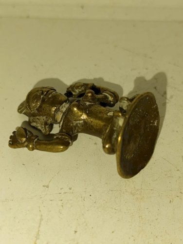 petite statuette divinité? en bronze ou laiton en bon etat