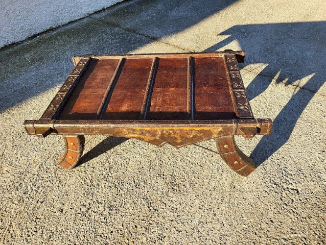PETITE TABLE BASSE PETITE SELLE D'ELEPHANT EN BOIS METAL ET CUIVRE