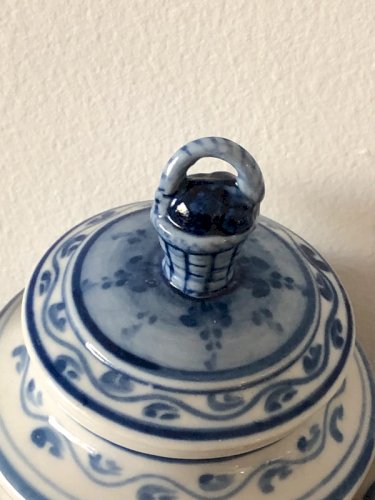 Petite théière individuelle blanche et bleue en porcelaine