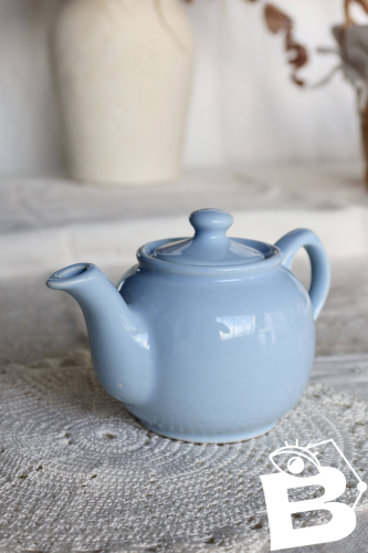 Petite théière vintage en faïence bleu cielt