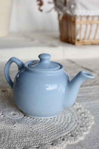 Petite théière vintage en faïence bleu cielt