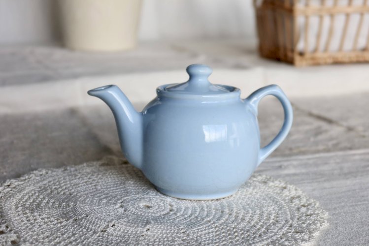 Petite théière vintage en faïence bleu cielt