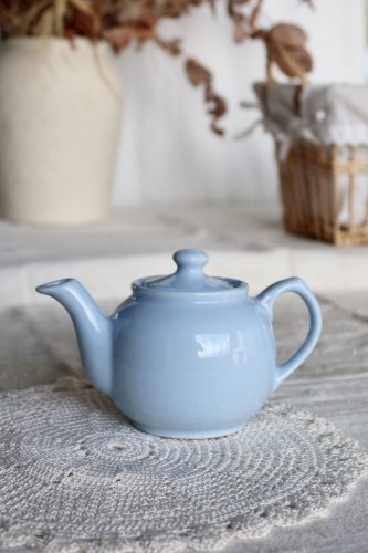 Petite théière vintage en faïence bleu cielt