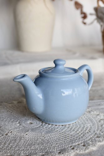 Petite théière vintage en faïence bleu cielt