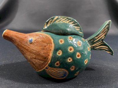 Petite théière zoomorphe en terre cuite vernissée en forme de poisson