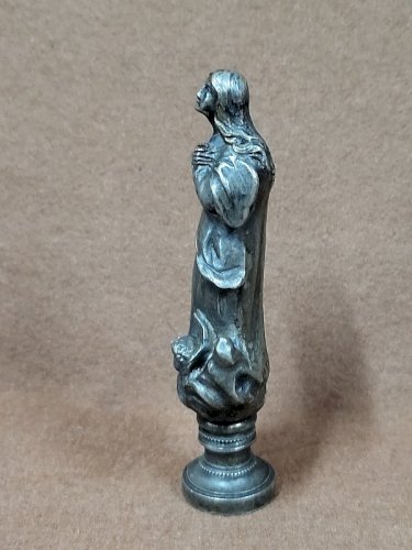 PETITE  VIERGE EN BRONZE ARGENTE DE 8.3 CM DE HAUT