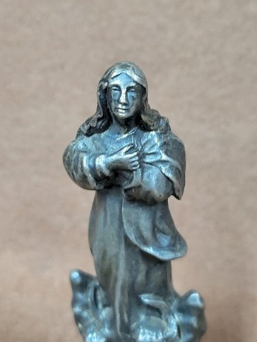 PETITE  VIERGE EN BRONZE ARGENTE DE 8.3 CM DE HAUT