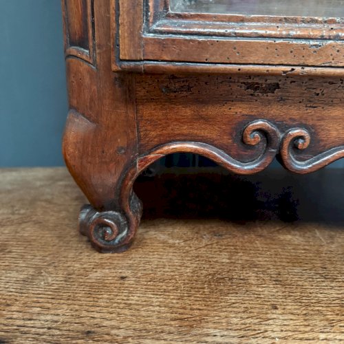 Petite vitrine en acajou XVIIIe Louis XV pieds bigorneaux L9051