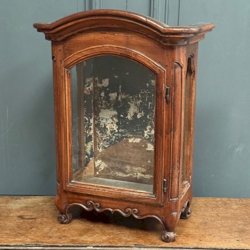 Petite vitrine en acajou XVIIIe Louis XV pieds bigorneaux L9051