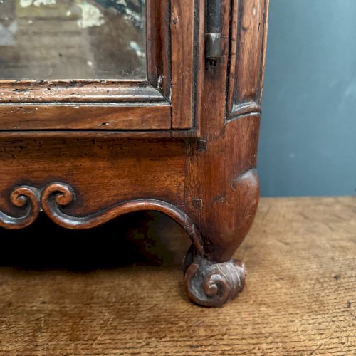Petite vitrine en acajou XVIIIe Louis XV pieds bigorneaux L9051