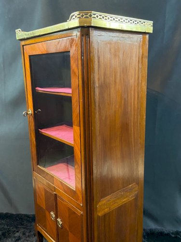 Petite vitrine XIXe de style Transition Louis XV Louis XVI