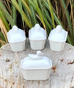 Petites terrines blanches en porcelaine
